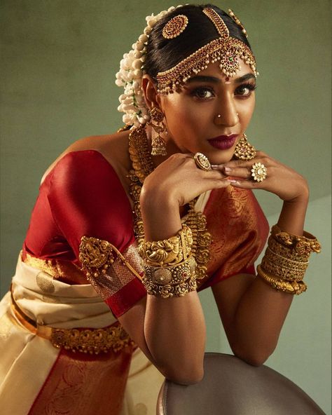 Tamil Bride, Bridal Jewellery Inspiration, Saree Wearing Styles, Bridal Sarees South Indian, Tamil Brides, Tamil Wedding, Hindu Bride, Bride Poses, Bridal Poses