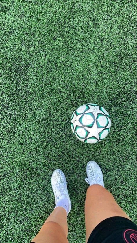 Football Aesthetic Soccer, Cute Soccer Pictures, Girl Playing Soccer, Soccer Poses, Best Soccer Shoes, Soccer Photography, Girls Football, Soccer Season, Soccer Inspiration