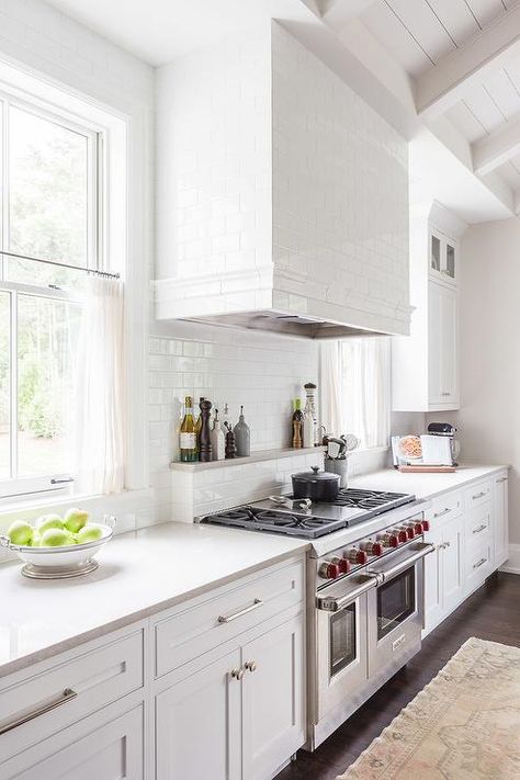 Ikea Room Ideas, White Subway Tile Kitchen, Kitchen Vent, White Kitchen Remodeling, Kabinet Dapur, Subway Tile Kitchen, Kitchen Hoods, Transitional Kitchen, Kitchen Remodel Idea