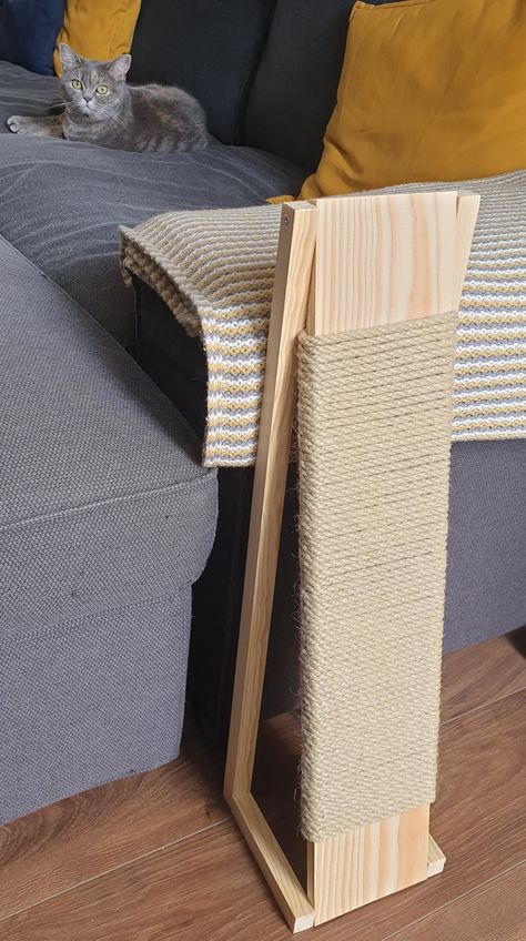 Cat Scratcher Ideas, Cat Scratch Post Diy, Diy Cat Scratcher Post, Cat Claw Scratcher Diy, Cat Ideas Diy, Cat Diy Furniture, Pet Furniture Cat Diy Projects, Scratcher Cat, Couch Cat Scratcher Diy