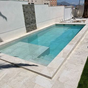 See how nice our color Pietro White looks in this 7 x 3 m pool with a depth of 1.4 m. It is a Skimmer-type pool built by Azulena Piscinas  using our 90º edge and our 50M pieces, which measure 48.8 x 97.3 cm, on the deck and in the tank. A wonderfully pulled off ensemble 👏  Congrats!!! Small Swimming Pool, Skimmer Pool, Luxury Pools Backyard, Design Tips And Tricks, Pools Backyard Inground, Small Swimming Pools, Pool Steps, Pool Landscape Design, Pool Colors