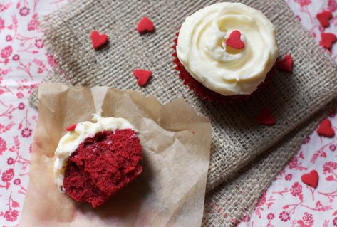 Red Velvet Cupcakes for Two Cupcakes For Two, Two Cupcakes, Cupcakes Oreo, Desserts For Two, Cupcakes With Cream Cheese Frosting, Chocolate Waffles, Dessert For Two, Velvet Cupcakes, Red Velvet Cupcakes