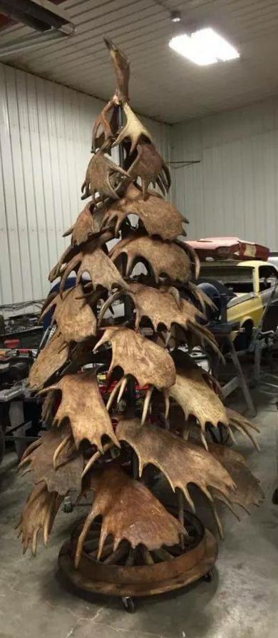 Moose "Antler" Tree- This is absolutely gorgeous, but how many paddles to make this tree?  Sheds? I doubt. Alaska Christmas, Antler Christmas Tree, Antler Tree, Deer Hunting Decor, Antler Projects, Deer Antler Crafts, Antler Ideas, Deer Antler Decor, Antlers Decor