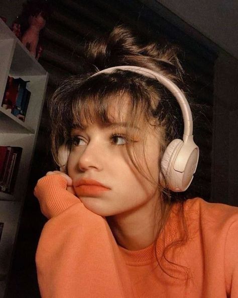 Dump 📷 Hidden Face Aesthetic, Girls Dpz Stylish, Headphone Outfit, Cute Headphones, Girl With Headphones, Stylish Aesthetic, Face Aesthetic, Indie Kids, Girls Dpz