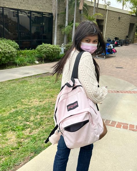 Purple School Bag Aesthetic, Pink Backpack Aesthetic School, Aesthetic Pink Backpack, Cute Pink Backpack Aesthetic, Pink Jansport Backpacks Aesthetic, Backpack Outfits, What's In My Backpack, School Backpack Essentials, Backpack Essentials