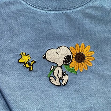 Snoopy Embroidered Sweatshirt Embroidered Sweatshirt Aesthetic, Snoopy Shirt Aesthetic, Snoopy Embroidery Designs, Snoopy Embroidered Sweatshirt, Snoopy Embroidery Pattern, Embroidery Sweatshirt Designs, Vintage Embroidered Sweatshirt, Snoopy Tshirts, Embroidery Snoopy