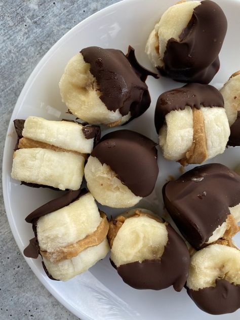 Frozen Peanut Butter Frozen Peanut Butter Bites, Frozen Chocolate Peanut Butter Bananas, Chocolate Banana Froyo Clusters, Chocolate Banana Bites, Peanut Butter Chocolate Banana, Frozen Banana Recipes, Granola Butter, Frozen Peanut Butter, Healthy Banana Recipes