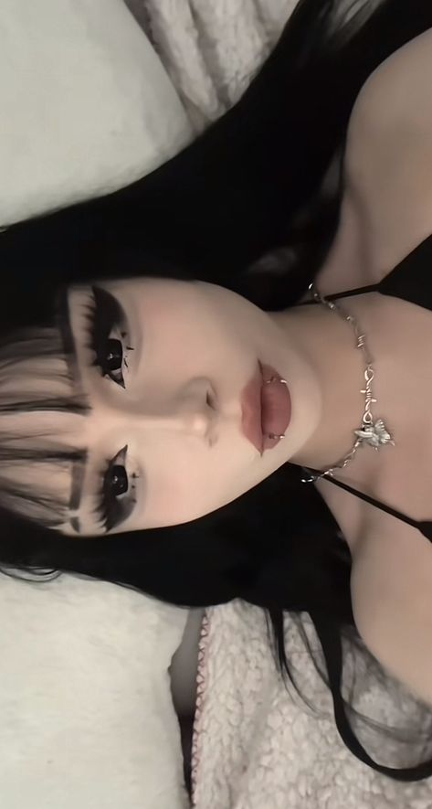 Makeup Inspo Downturned Eyes, Goth Alternative Makeup, Goth Cute Makeup, Asian Alt Makeup, Alternative Lip Makeup, Kitten Goth Makeup, Alternative Girl Makeup, Emo Douyin Makeup, Alt Doll Makeup