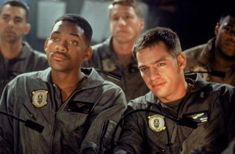 Independence Day (1996) Independence Day Movie, Independence Day 1996, Will Smith Movies, Throwback Movies, Imagine All The People, Jay Kay, Sci Fi Landscape, Film Shots, Tommy Lee Jones