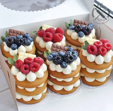 La vie est belle on Twitter: "https://t.co/F3OymcgQlF" / Twitter Pretty Dessert, Honey Cake, Fancy Desserts, Cute Desserts, Mini Desserts, Cafe Food, Mini Cakes, Yummy Food Dessert, Food Cravings