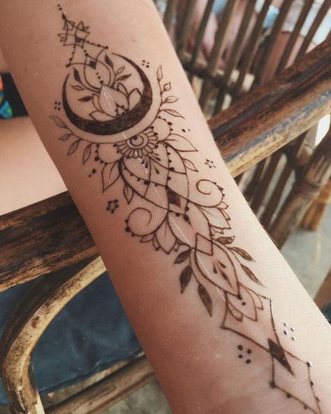 Henna Designs Ideas, Thigh Henna Tattoo, Jagua Design, Henna Tattoo Arm, Geometric Henna Tattoo, Body Henna, Thigh Henna, Small Henna Tattoos, Wrist Henna