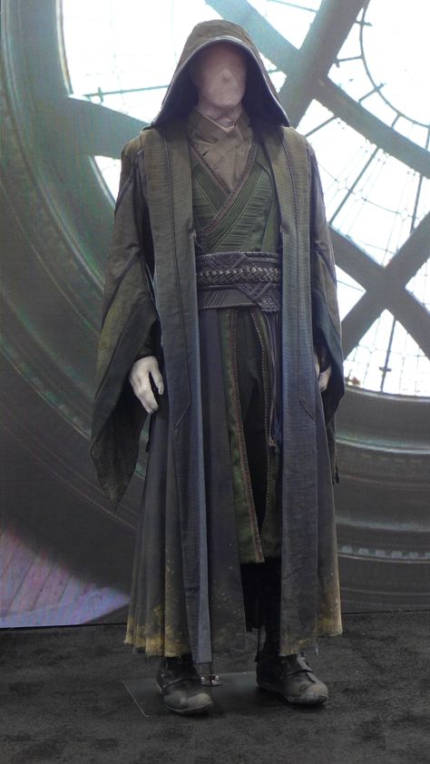 I know this is Doctor Strange but it's giving me a jedi vibe! Green Jedi Robes, Jedi Inspired Outfit, Wizard Outfit Design, Star Wars Costume Design, Monk Outfit, Black Jedi, Druid Outfit, Monk Clothing, Mage Costume