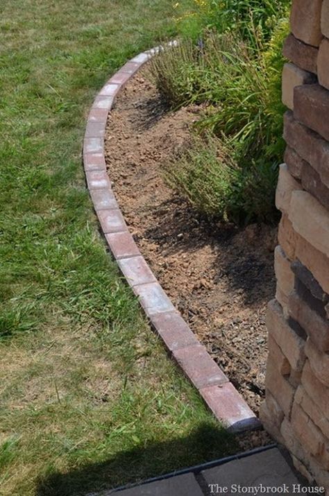 Brick Landscape Edging, Brick Garden Edging, Flower Bed Edging, Brick Edging, Diy Garden Bed, Brick Garden, Edging Ideas, Landscape Edging, Lawn Edging