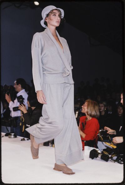 France, Paris, 22-10-1988. Fashion show of Issey Miyake, spring/summer 1989 women's ready-to-wear collection. Location: Cour Carre du Louvre. Issey Miyake 80s, 1988 Fashion, Paris Place, Womenswear Fashion, France Paris, Issey Miyake, European Fashion, Fashion Show, Louvre