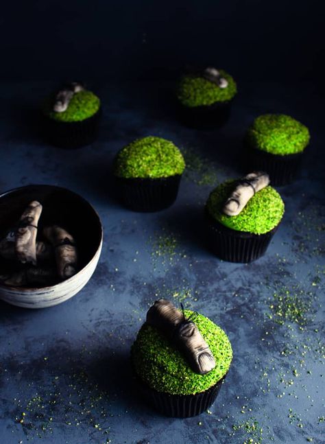 Halloween Cupcake Ideas, Scary Halloween Cakes, Zombie Cupcakes, Brown Food Coloring, Creepy Halloween Food, Powdered Food Coloring, Cocoa Cake, Spooky Halloween Treats, Halloween Cupcake