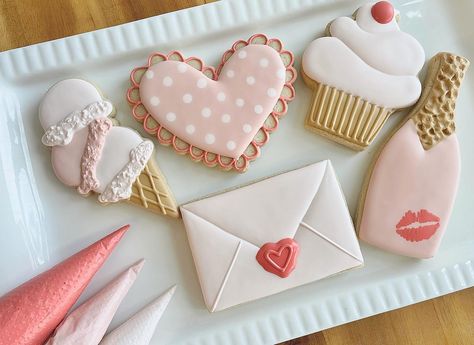 Ashlee Shirer (@sweetdough.cookieco) • Instagram photos and videos X And O Cookies, Elegant Cookies, Valentine Cookies Decorated, Heart Sugar Cookie, Flower Sugar Cookies, Valentines Cookies, Valentine Sugar Cookies, Valentines Baking, Royal Iced Cookies