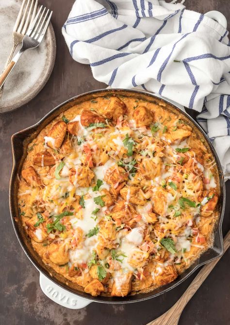 Chicken con Queso (Skillet Queso Chicken) is the ultimate one pot meal! Cheesy rice loaded with cilantro, pico de gallo, green chiles, and cream topped with taco spiced chicken. This one pan recipe is so cheesy, easy, and amazing. I used to always order Pollo con Queso at Mexican Restaurants and now I can easily make it at home. Chicken and Cheese...is there anything better? Acp Recipe, Chicken Con Queso, Fried Mashed Potato Balls, Mashed Potato Bites, Cheesy Rice, Queso Recipe, Spiced Chicken, Chicken Skillet Recipes, The Cookie Rookie