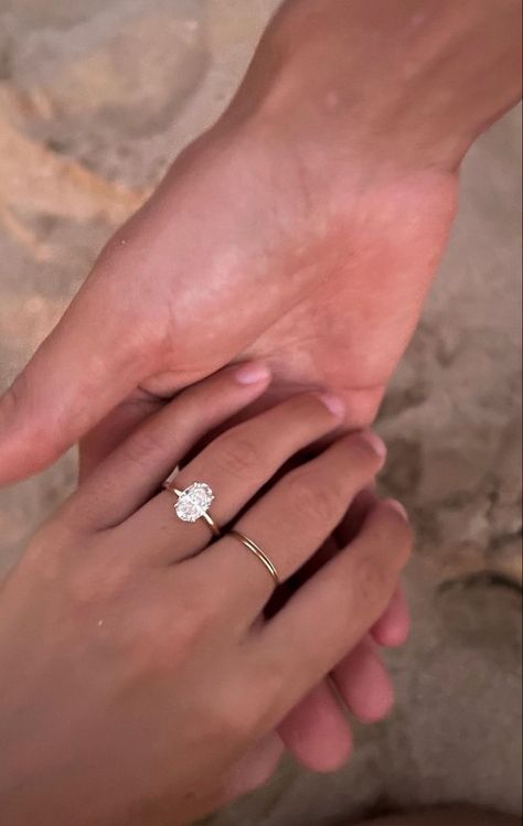 Engaged Hands Picture Ideas, Promise Ring Pictures, Proposal Pics, Weddings Ring, Cute Promise Rings, Minimalist Wedding Rings, Big Wedding Rings, Future Engagement Rings, Princess Ring