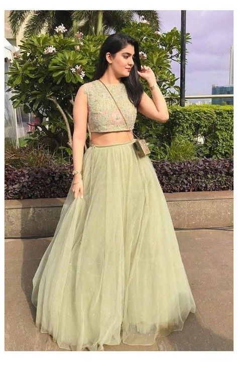 Simple Choli Designs, Indian Outfits Lehenga Simple, Lehanga Designs Simple, Simple Ghagra Designs, Simple Lehenga Classy, Lehengas Simple, Lehenga Ideas Simple, Simple Crop Top Lehenga, Party Wear Lehenga Crop Tops