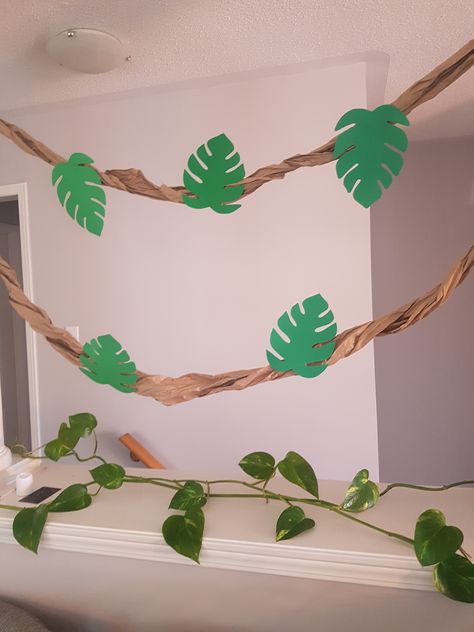 Diy Jungle Vines, Paper Coasters Diy, Jungle Animal Crafts, Jungle Theme Rooms, Jungle Vines, Safari Theme Birthday Party, Jungle Theme Party, Jungle Party Decorations, Jungle Decorations