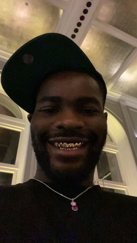 SANTAN DAVE Dave Rapper, Santan Dave, Teeth Aesthetic, Pretty Teeth, British Rappers, History Of Hip Hop, Short Box Braids Hairstyles, Grills Teeth, Color Combos Outfit