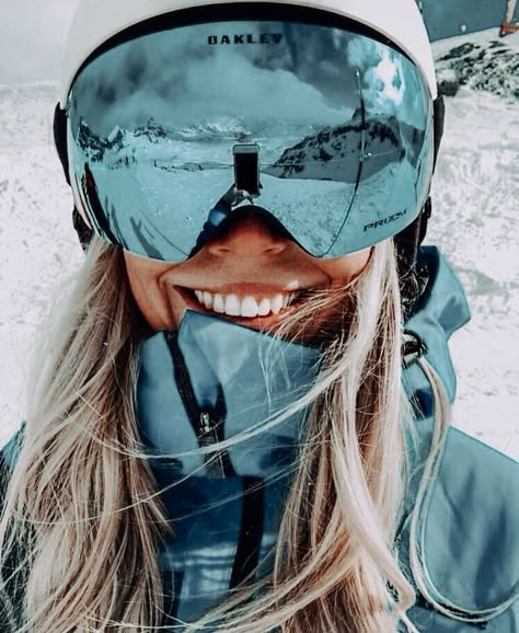 Photo Ski, Mode Au Ski, Apres Ski Outfit, Snowboarding Aesthetic, Ski Pics, Ski Trip Outfit, Ski Pictures, Ski Aesthetic, Ski Bunnies