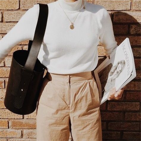 P I N T E R E S T|| follow @bitchbetterstop White Turtleneck Outfit, Look Zara, Turtleneck Outfit, Beige Outfit, 90's Fashion, White Turtleneck, Grunge Look, Mode Inspo, Mode Vintage