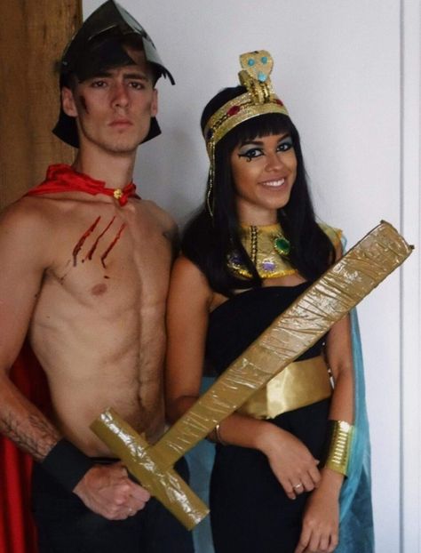 #DIY #costumeideas #couplecostume #cleopatra #costume #juliuscaesar #carnival #halloween #idea #couple #coupleideas #fantasia #carnaval #halloween #halloweenideas #juliocesar #Egypt #brazil Julius Ceaser Costume, Cleopatra And Ceasar Costumes, Cleopatra Halloween Costume Couple, Cleopatra And Julius Caesar Costume, Egyptian Couple Costume, Cleopatra Halloween Costume College, Cleopatra Couple Costume, Diy Cleopatra Halloween Costume, Kleopatra Costume