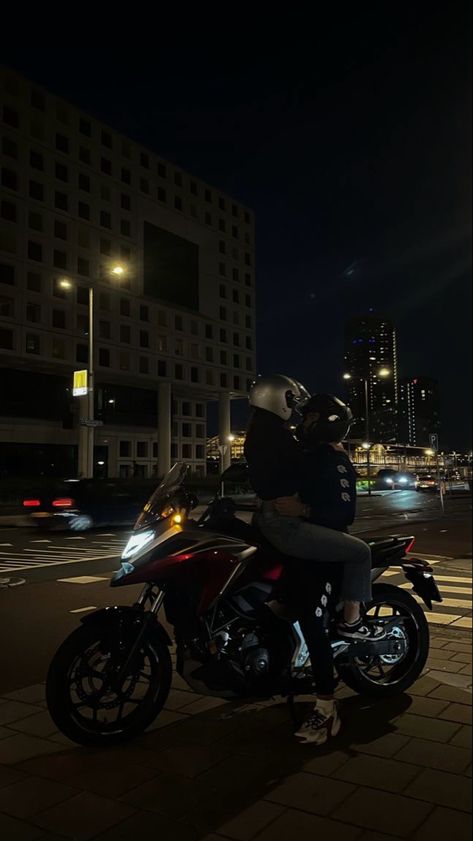 Motor Couple Relationship Goals, Couples On A Motorcycle, Motorcycle Date Aesthetic, Romantic Motorcycle Ride, Motorcycle Pictures Couple, Motorcycle Asthetic Picture, Motocycle Aestethic Night, Motorcycle Romance Aesthetic, Street Bike Couple Pictures