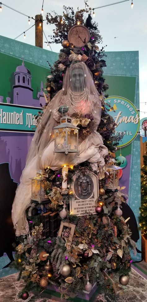 Haunted Mansion Christmas tree Disney Springs. Haunted Mansion Christmas, Christmas Tree Disney, Haunted Mansion Halloween Party, Mansion Christmas, Haunted Christmas, Halloween Haunted Mansion, Haunted Mansion Decor, Mansion Decor, Halloween Christmas Tree