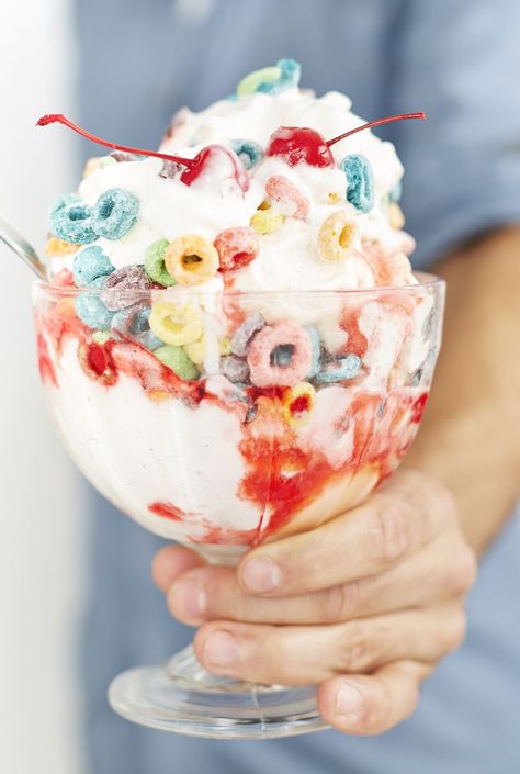 Ice cream sundae Ice Cream Sundae Recipe, Sundae Toppings, Sundae Recipes, Ice Cream Menu, Ice Cream Ideas, Cereal Dessert, Ice Cream Stand, Ice Cream Sundaes, Frozen Dessert Recipe