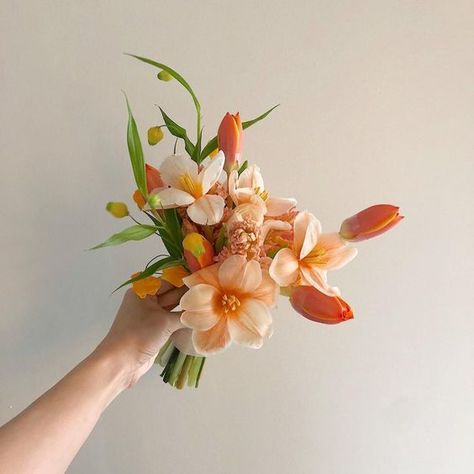 58 Airy And Inspiring Tulip Wedding Bouquets - Weddingomania Prom Flowers Bouquet, Orange Bridal Bouquet, Small Bridal Bouquets, Colorful Bridal Bouquet, Small Wedding Bouquets, Tulip Wedding, Orange Bouquets, Orange Wedding Flowers, Bridal Bouquet Flowers