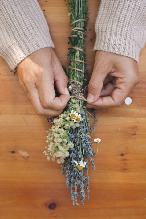 How To Wrap Lavender Bundles, Lavender Smudge, Smudge Bundles, Diy Lavender, Lavender Crafts, Diy Nature, Magia Das Ervas, Jenni Kayne, Dried Lavender