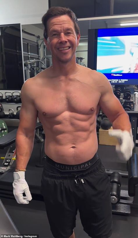 Mark Wahlberg, 52, goes shirtless to show off his ripped physique as he starts his day with a gruelling 3:30am workout Actor Mark Wahlberg, Brandon Routh, Famous Babies, Mark Roberts, Mark Wahlberg, Attractive Guys, In The Gym, A Workout, Actor Model