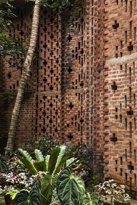 En Inde, l'œuvre en briques de Laurie Baker | AD Magazine Laurie Baker, Interior Design Drawings, Conceptual Architecture, Ad Magazine, World Traveller, Floor Ceiling, Block Wall, La Pointe, Brickwork