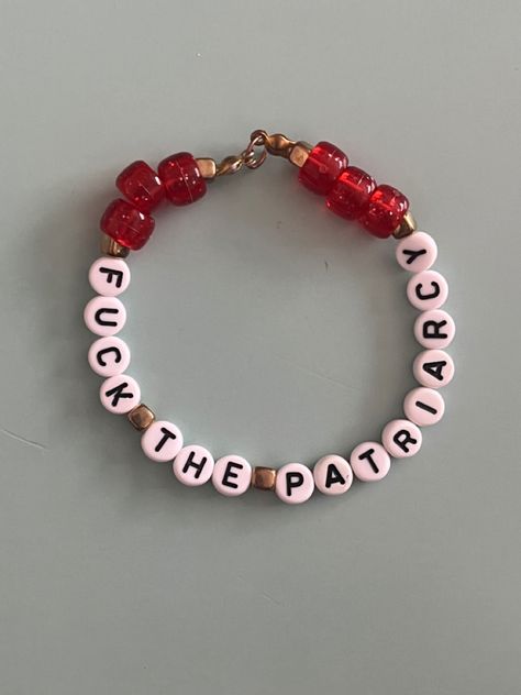 Taylor Swift Concert Outfit Ideas Red, Red Friendship Bracelet, Friendship Bracelets Taylor Swift Ideas, Taylor Friendship Bracelet, Friendship Bracelets Ideas, Friendship Bracelets Taylor Swift, Frendship Bracelets, Cute Friendship Bracelets, Friendship Bracelets With Beads