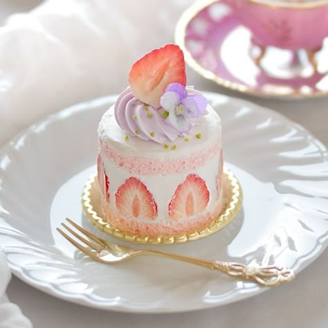 Desserts Cute, Pastel Desserts, Japanese Cake, Food References, Kawaii Dessert, Pretty Dessert, Cute Baking, Beautiful Desserts, Cute Food Art