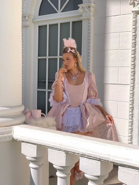 Cottagecore Halloween Costume, Modern Marie Antoinette, Cottagecore Halloween, Marie Antoinette Costume, Costume Princess, Aesthetic Cottagecore, Costume For Halloween, Queen Costume, Modern Romance