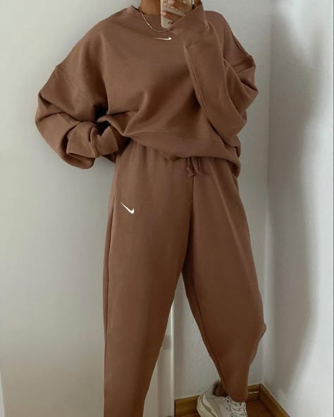 Tu t'appelles Maddi, tu vas rencontrer une garçon surnommé Javon, tu … #fanfiction # Fanfiction # amreading # books # wattpad Womens Tracksuit Outfit, Nike Sweat Suit, Tracksuit Outfit Women, Brown Tracksuit, Sweat Suits Outfits, Oversize Outfit, Tracksuit Outfit, Cute Nike Outfits, Cute Workout Outfits