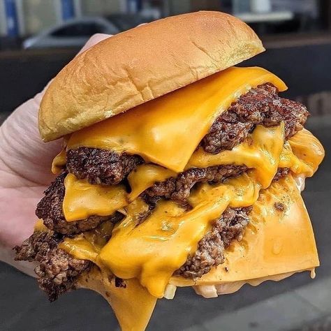 Loaded Burger, Types Of Burgers, Cheese Burger, Cheeseburger, Makeup Lover, Love This, Cheese, Ethnic Recipes, Makeup