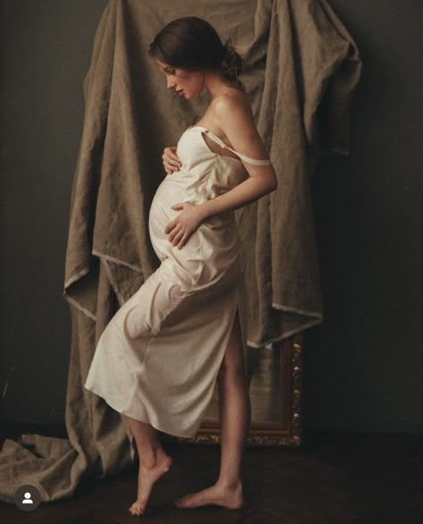 Maternity Couture, Pregnancy Ootd, Pregnant Photoshoot, Motherhood Photos, Mother Hood, Maternity Photography Poses Pregnancy Pics, Pregnancy Ideas, Maternity Studio, Clothing Studio