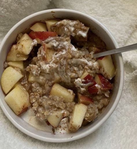 Yogurt Oats, Cinnamon Yogurt, Plats Healthy, Makanan Diet, Healthy Food Motivation, Healthy Lifestyle Food, Apple Cinnamon, Food Is Fuel, Food Obsession