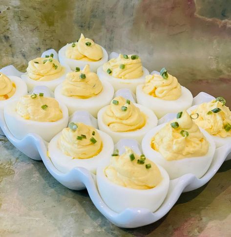 Easy Peel Boiled Eggs Are Key To Making Perfect Deviled Eggs Best Boiled Eggs, Easy Peel Boiled Eggs, Peeling Boiled Eggs, Perfect Deviled Eggs, Egg Hacks, Perfect Boiled Egg, Ways To Cook Eggs, Devilled Eggs, Cooking Eggs