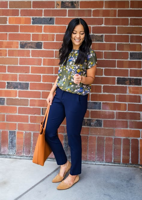 Navy Blue Pants Outfit Dressy, Elevated Casual Outfit Spring, What To Wear With Navy Pants, Navy Dress Pants Outfit Women, Early Fall Work Outfits, Navy Pants Outfit Work, Navy Blue Pants Outfit, Navy Pants Outfit, Olive Pants Outfit