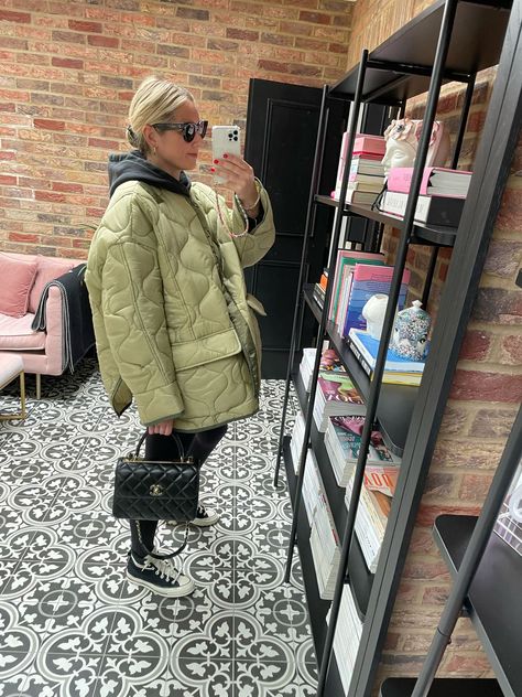 Green Quilted Jacket Outfit, Winter Jackets Women Cold Weather, Quilted Jacket Street Style, Khaki Jacket Outfit, White Quilted Jacket, Quilted Jacket Outfit, Green Quilted Jacket, Khakis Outfit, Jacket Outfit Women