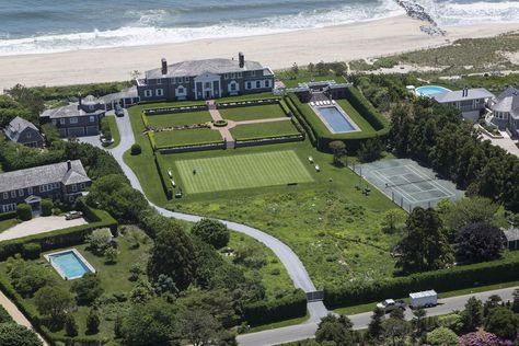 East Hampton NY Houses In The Hamptons, Hamptons Estate, Grey Gardens House, Hamptons Exterior, Hampton Mansion, Hamptons Mansion, Mansions Homes, East Hampton, Residential Real Estate