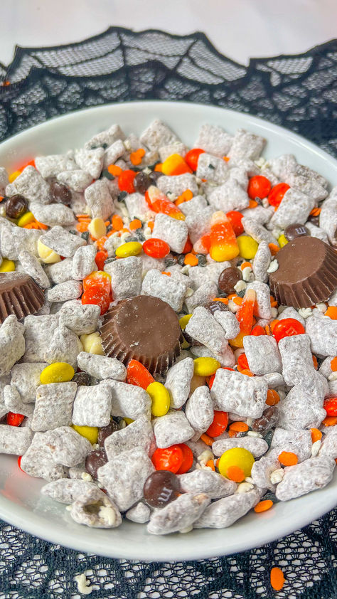 Halloween Muddy Buddies Snack Mix Halloween Muddy Buddies, Halloween Trail Mix Recipe, Halloween Trail Mix, Halloween Party Mix, Chex Mix Recipes Sweet, Fall Snack Mixes, Halloween Snack Mix, Muddy Buddies Recipe, Muddy Buddy