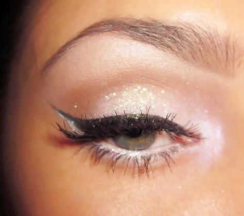 Angel makeup.  White - glitter - black liner Winter Make-up, Angel Makeup, Drag Make-up, Makeup Tip, Kiss Makeup, Winged Eyeliner, Glitter Eyeshadow, Eye Make, Pretty Eyes