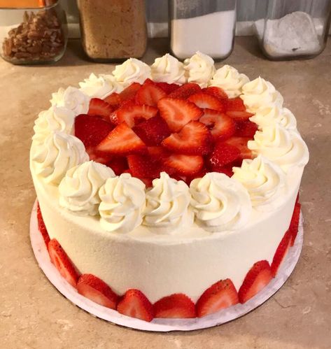 Strawberry Cake Topping Ideas, 2 Layer Strawberry Cake, Simple Strawberry Cake Design, Strawberry Cake Ideas Decorating, Tres Leches Strawberry Cake, Strawberry Birthday Cake For Women, Two Layer Cake Designs, White Strawberry Cake, Strawberry Cake Ideas