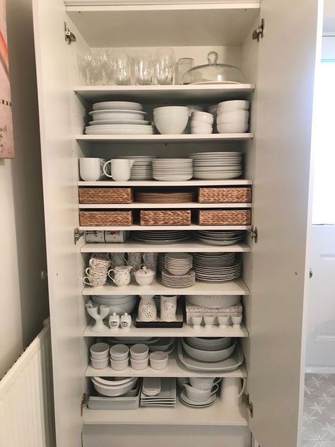 Crockery Storage Ideas, Kitchen Plates Organization, Plates Cupboard, Latest Crockery Unit Design, Glassware Organization, Modern Crockery Cabinet, Plate Cupboard, Kaca Aesthetic, Modern Crockery